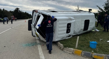 Okul Servisi İle Tır Çarpıştı:13 Yaralı