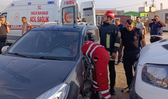 Otomobil, Minibüsle Çarpıştı:2 Yaralı