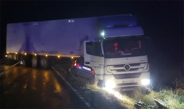Otomobil Tıra Çarptı:5 Yaralı