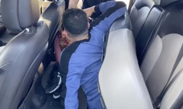 Otomobilin Gizli Bölmesine Saklanmışlar