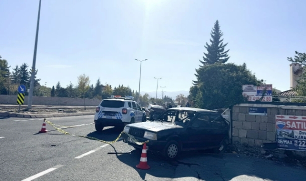 Otomobiller Çarpıştı:1 Ölü,3 Yaralı