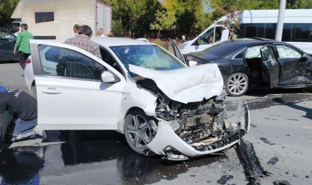 Otomobiller Çarpıştı:5 Yaralı