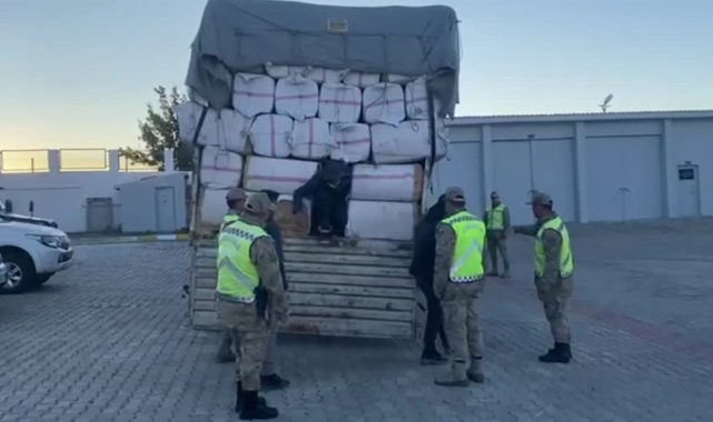 Saman Balyalarının Arasından Düzensiz Göçmenler Çıktı