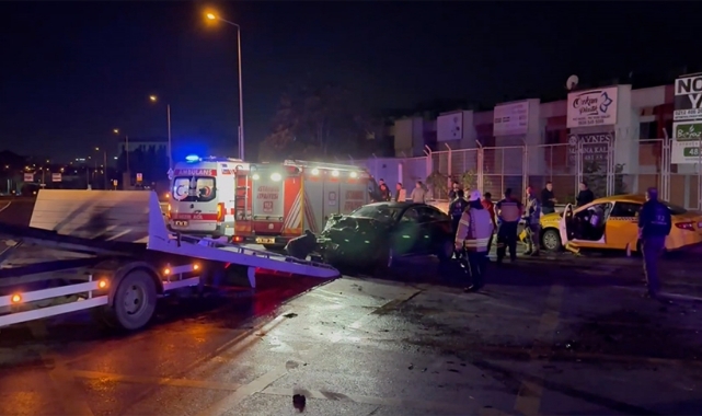 Taksi İle Otomobil Çarpıştı:10 Yaralı