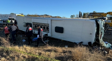 Tur Otobüsü Devrildi:6 Ölü,25 Yaralı