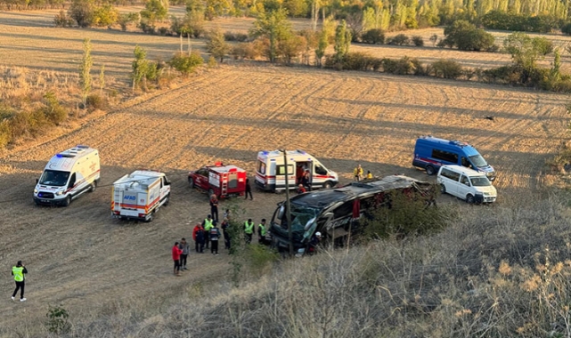 Yolcu Otobüsü Devrildi:21 Yaralı