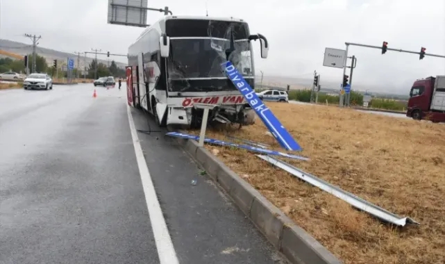 Yolcu Otobüsü Traktörle Çarpıştı:1 Ölü,1 Yaralı