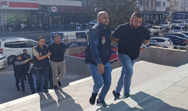 Yüksek Sesle Konuşmaması İçin Uyardı, Bıçaklandı