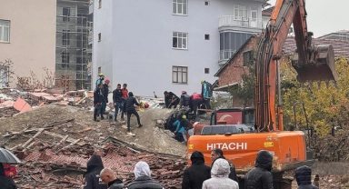 Ağır Hasarlı Bina Yıkılırken İş Makinesinin Üzerine Devrildi