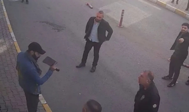 AK Parti Binasına Satırlı Saldırı!