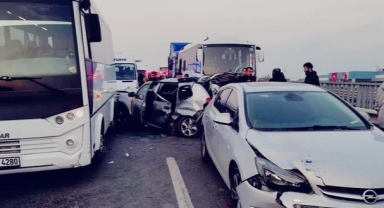 Ani Fren Yaptı, 5 Araç Birbirine Girdi:4 Yaralı