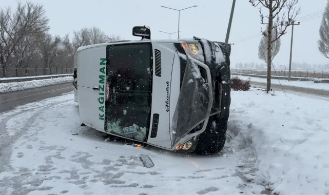 Aydınlatma Direğine Çarpıp Devrildi:8 Yaralı