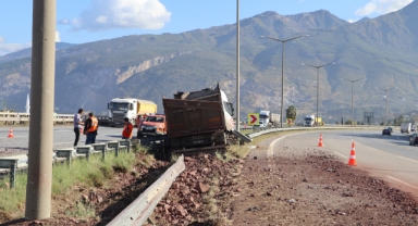 Bariyere Çarpan Tırın Sürücüsü Yaralandı