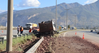 Bariyere Çarpan Tırın Sürücüsü Yaralandı