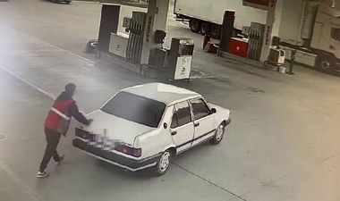 Çaldığı Aracın Benzini Bitince İstasyon Çalışanlarına İttirdi