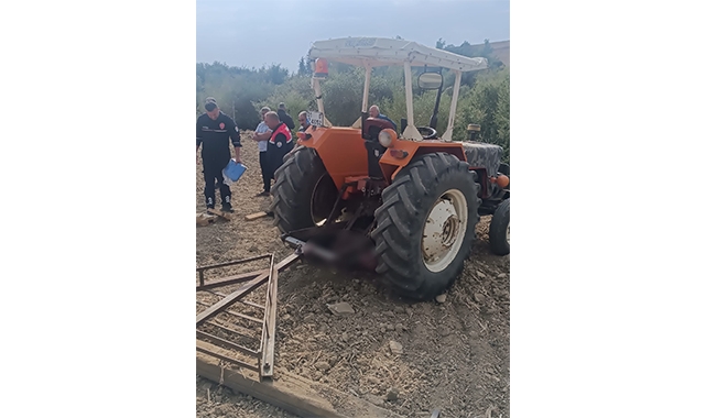 Devrilen Traktörün Altında Kaldı