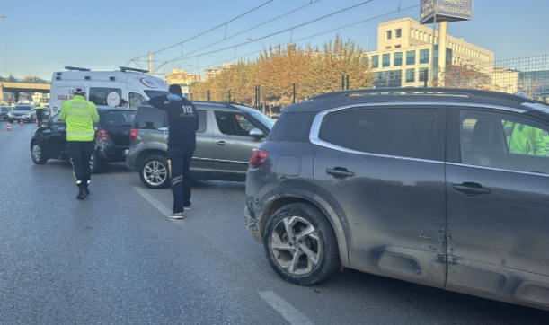 Direksiyon Başında Fenalaştı,2 Araca Çarptı