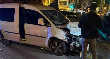 Elektrikli Bisiklet Kamyonetle Çarpıştı:1 Ölü,2 Yaralı