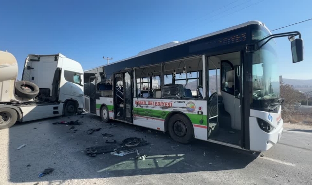 Halk Otobüsü İle Tır Çarpıştı:6 Yaralı