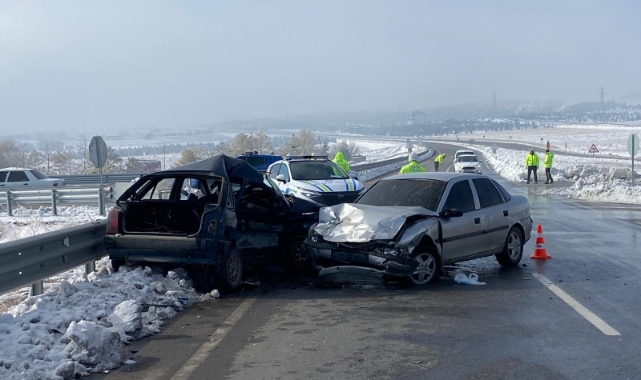 İki Otomobil Çarpıştı:1 Ölü,4 Yaralı