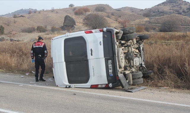 İşçi Servisi Traktörle Çarpıştı:16 Yaralı