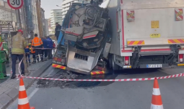 İSKİ Kamyonu Çalışma Yaparken Yol Çöktü
