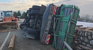 Kamyon Devrildi, 2 Kişi Öldü