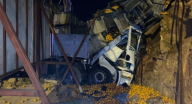 Kamyon Duvara Çarptı,Sürücü Öldü