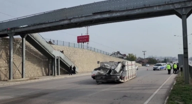 Kamyonun Damperi Üst Geçide Çarpıp Yola Düştü