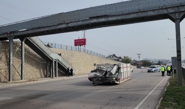 Kamyonun Damperi Üst Geçide Çarpıp Yola Düştü