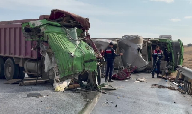 Karşı Yönden Gelen Kamyonla Çarpıştı:2 Ölü