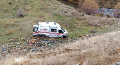 Kaza İhbarına Giden Ambulans Şarampole Devrildi