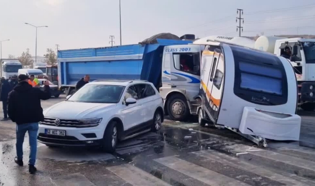 Kırmızı Işıkta Kamyon Faicası! 2 Yaralı