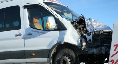 Öğretmenleri Taşıyan Minibüs Otomobile Çarptı:14 Yaralı