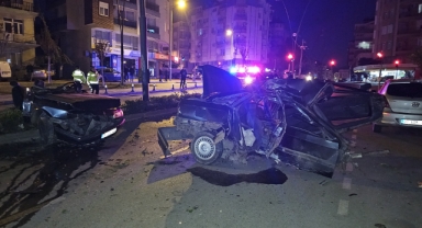 Otomobil İkiye Bölündü! Genç Kız Öldü, Sürücü Yaralandı