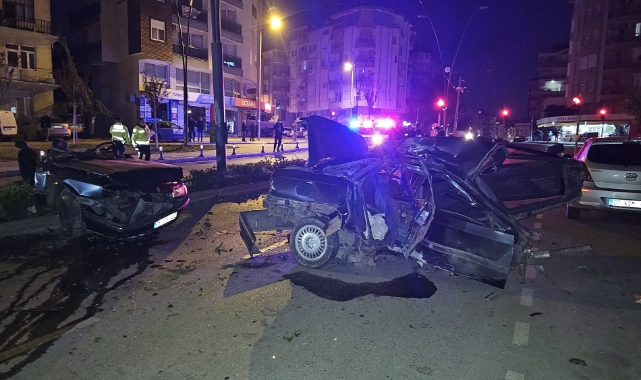 Otomobil İkiye Bölündü! Genç Kız Öldü, Sürücü Yaralandı