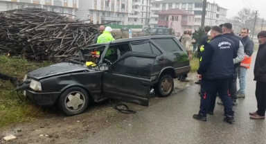 Otomobil İle Hafif Ticari Araç Çarpıştı:2 Yaralı