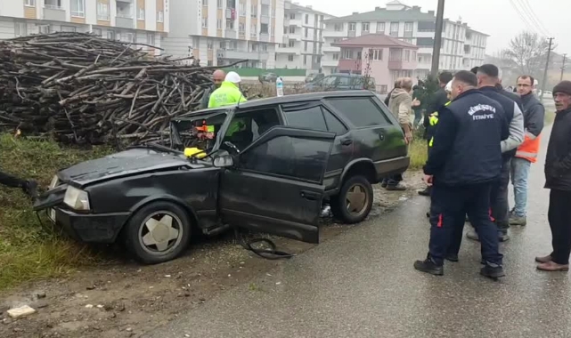 Otomobil İle Hafif Ticari Araç Çarpıştı:2 Yaralı