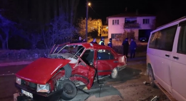 Otomobil İle Minibüs Çarpıştı:5 Yaralı