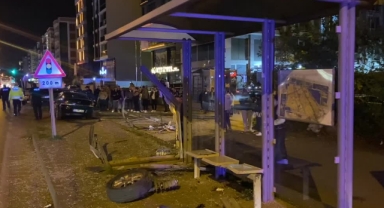 Otomobil Otobüs Durağına Çarptı,3 Öğrenci Yaralı