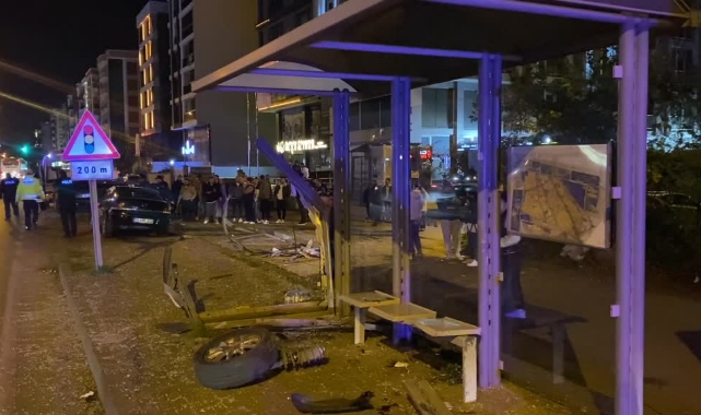 Otomobil Otobüs Durağına Çarptı,3 Öğrenci Yaralı