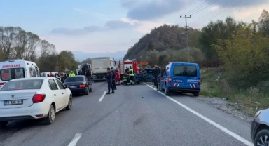 Otomobille Hafif Ticari Araç Çarpıştı:7 Yaralı