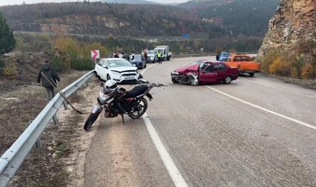 Otomobiller Çarpıştı:8 Yaralı