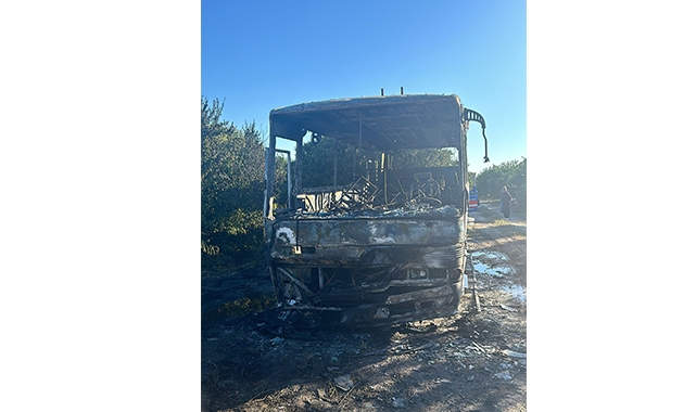 Tarım İşçilerini Taşıyan Midibüs Yandı