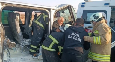 Tur Otobüsü İle Minibüs Çarpıştı! Yaralılar Var