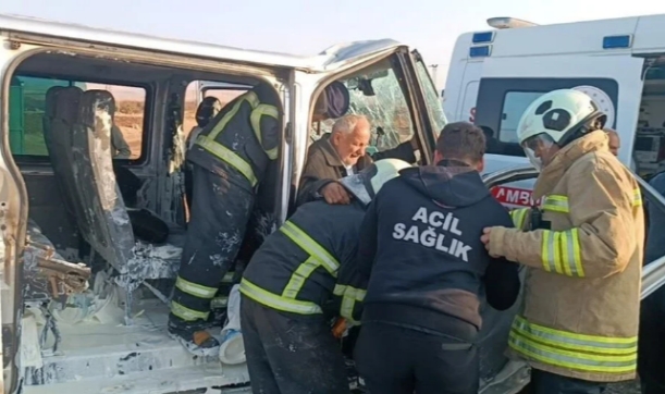 Tur Otobüsü İle Minibüs Çarpıştı! Yaralılar Var