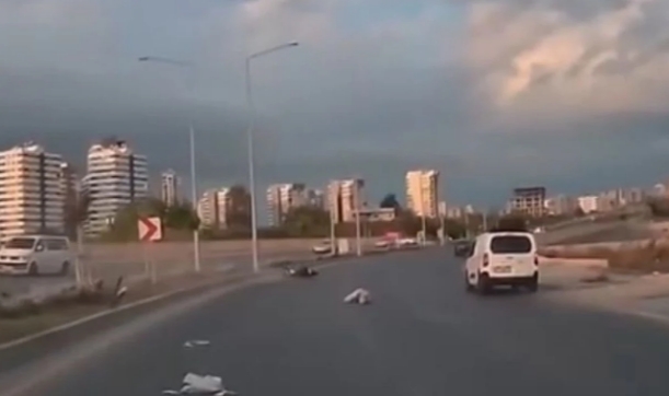 Virajı Alamadı, Refüje Çarptı