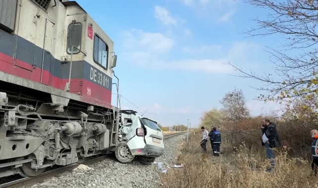 Yük Treni Otomobile Çarptı