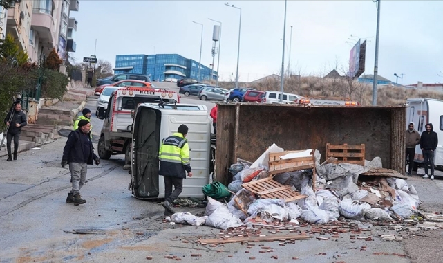 11 Araca Çarpıp Devrildi