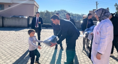 Adana Birlik Vakfı ve Genç Birlik'ten Çocuklara ''Bot ve Mont'' Desteği